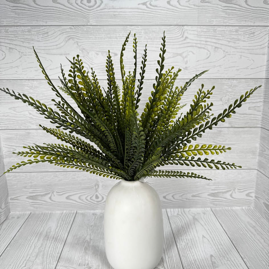 19" PLASTIC BUTTON FERN - GREEN - 83531 * OO